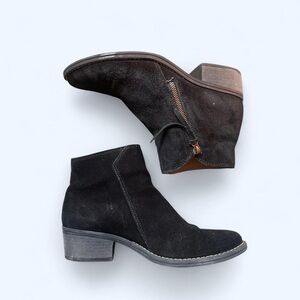 Altos ankle bootie from White Mountain shoes suede black size 8.5